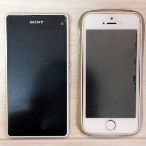 左がXperiaJ1Compact、右がiPhone5S